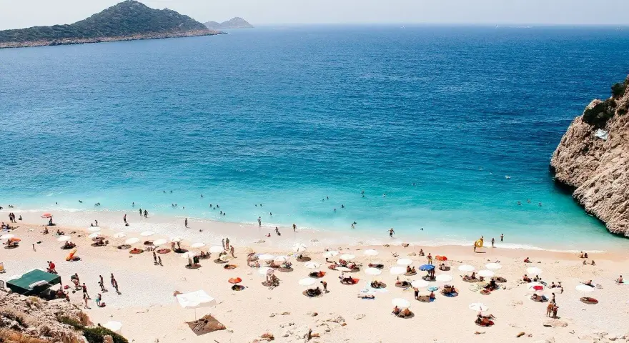 Piękna plaża w Turcji, Antalya. Idealna pogoda do opalania i kąpieli w krystalicznie czystej wodzie.