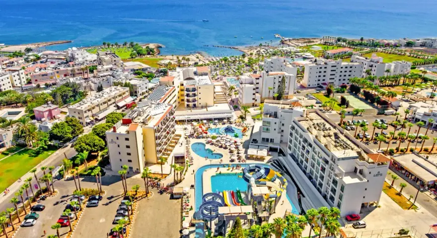 Widok z lotu ptaka na hotel z basenami i zjeżdżalniami, w pobliżu plaży Anastasia Beach na Cyprze.