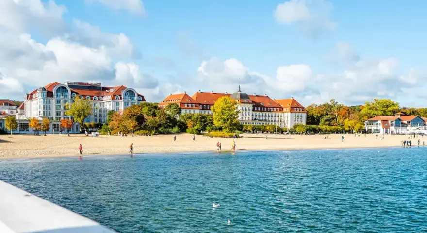 Piękna plaża i zabytkowe budynki nad morzem. Idealne miejsce, gdzie na wakacje w październiku, gdy jesienne liście mienią się kolorami.