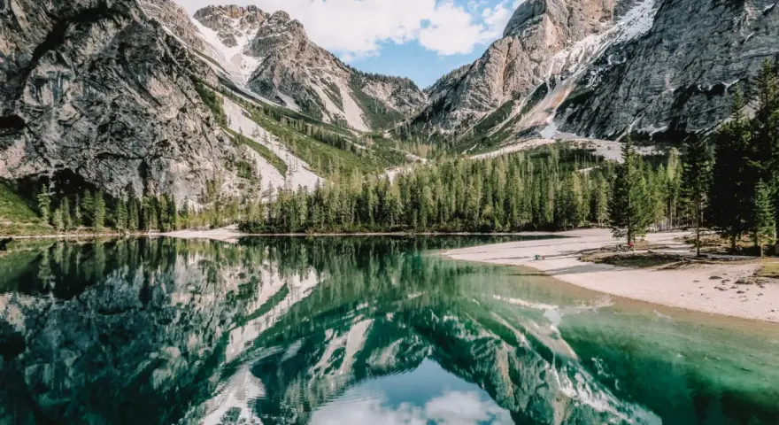 Jezioro w Dolomitach, Włochy. Odbicie gór i lasu w krystalicznie czystej wodzie. Niezwykłe walory przyrodnicze Włoch.