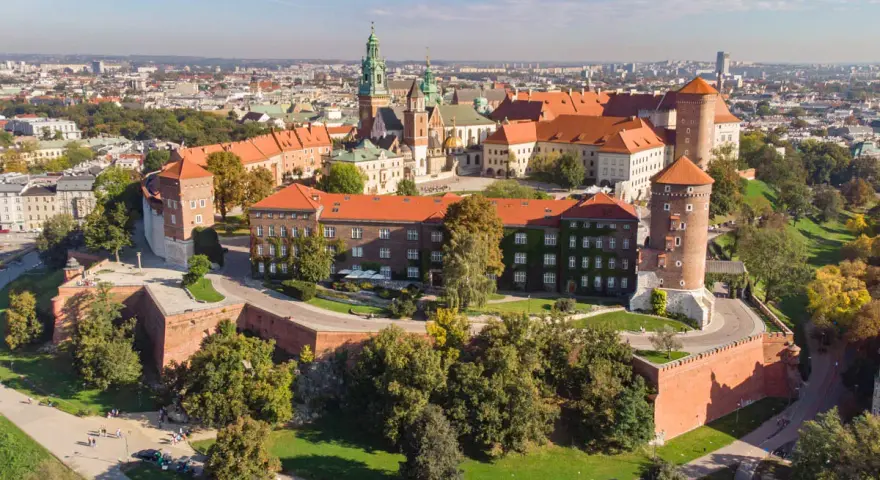 Kraków co warto zobaczyć: Wawel, majestatyczny zamek i katedra, górujący nad miastem. Idealne miejsce na spacer i podziwianie historii.
