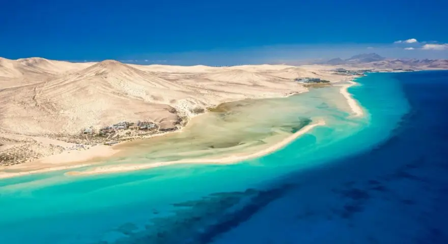 Plaża na Fuerteventurze z turkusową wodą, idealna do kąpieli. Fuerteventura temperatura wody zachęca do relaksu.