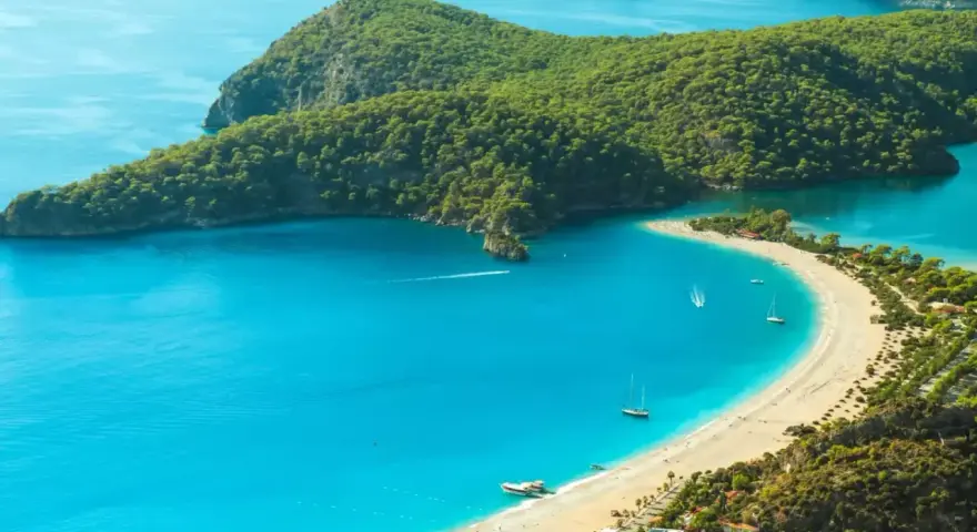 Idealne wakacje w grudniu gdzie? Turkusowe morze, zielone wzgórza i piaszczysta plaża. Raj na ziemi.