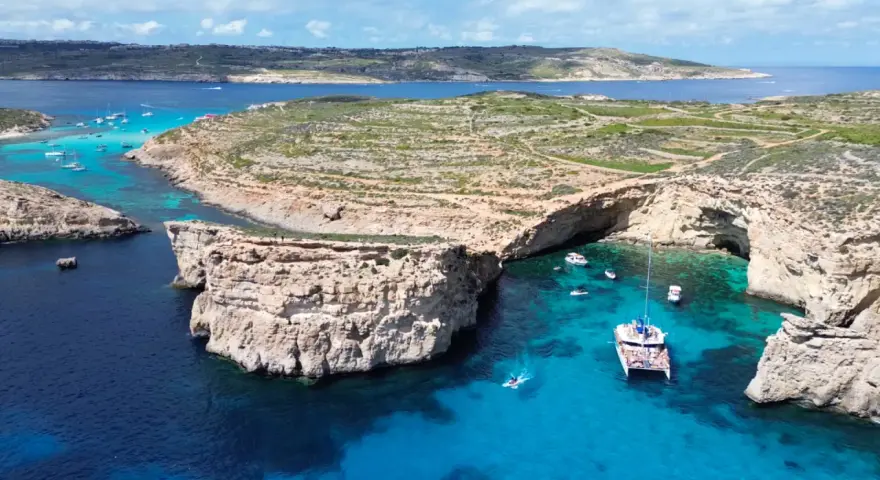Malta wakacje 2026: Błękitna Laguna, skaliste klify i łodzie na krystalicznie czystej wodzie. Idealne miejsce na niezapomniany wypoczynek.