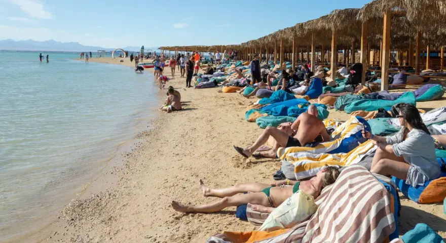 Egipt pogoda w styczniu: ludzie opalają się na plaży, ciesząc się słońcem i ciepłym morzem.