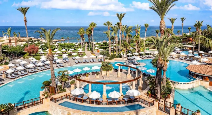 Idealna pogoda na Cyprze w maju: słońce, palmy i błękitne baseny. Rajskie wakacje czekają!