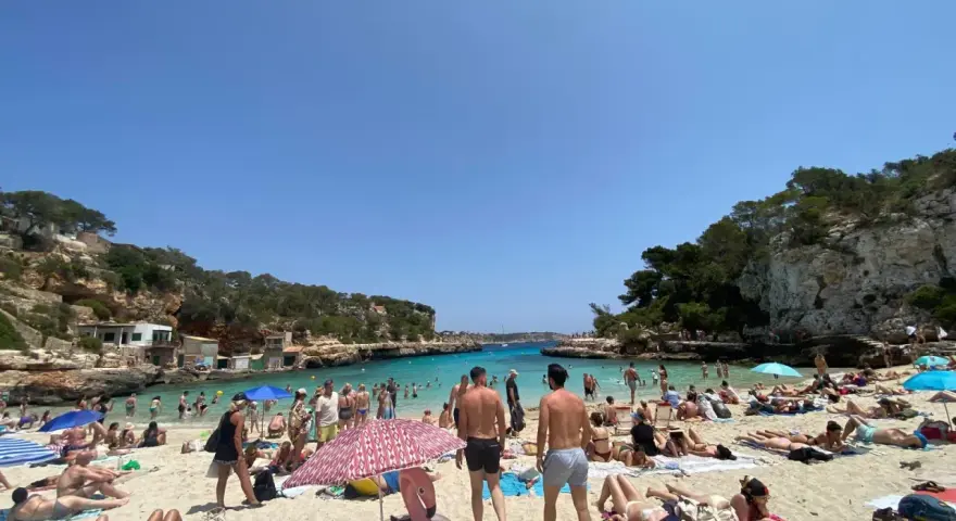 Majorka w kwietniu zachwyca pogodą. Tłumy plażowiczów cieszą się słońcem i krystalicznie czystą wodą w malowniczej zatoce.