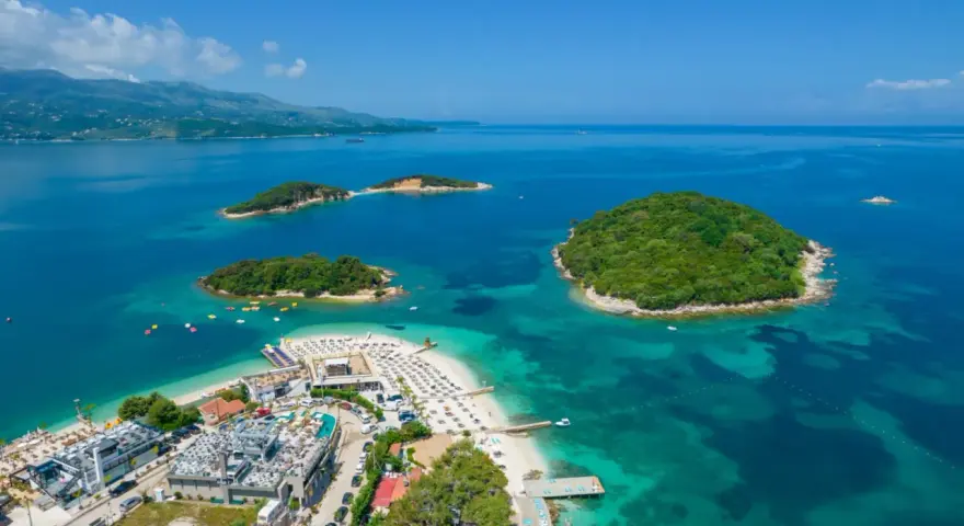 Rajska plaża z wysepkami, idealne miejsce, by zastanowić się, gdzie do Albanii.