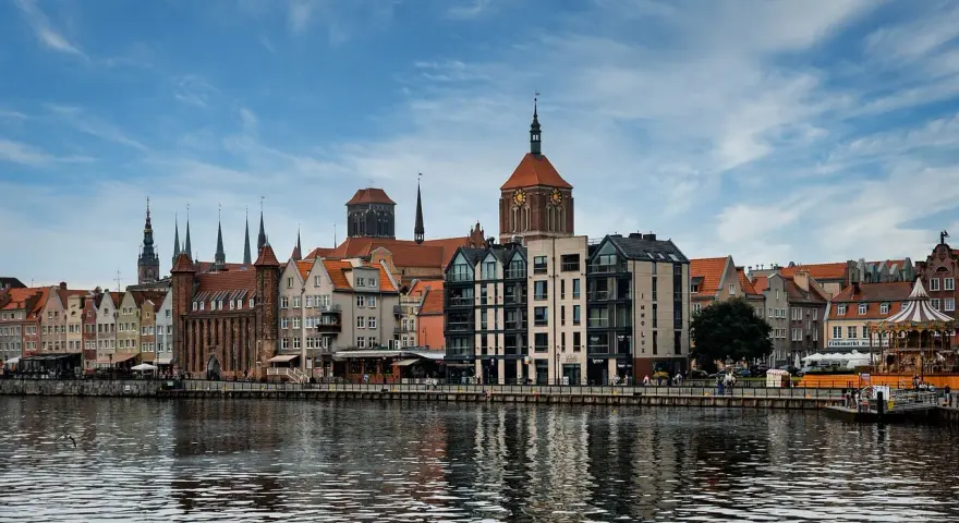 Malowniczy widok na Motławę i zabytkową zabudowę Gdańska, idealne miejsce na wycieczki objazdowe z Gdańska.