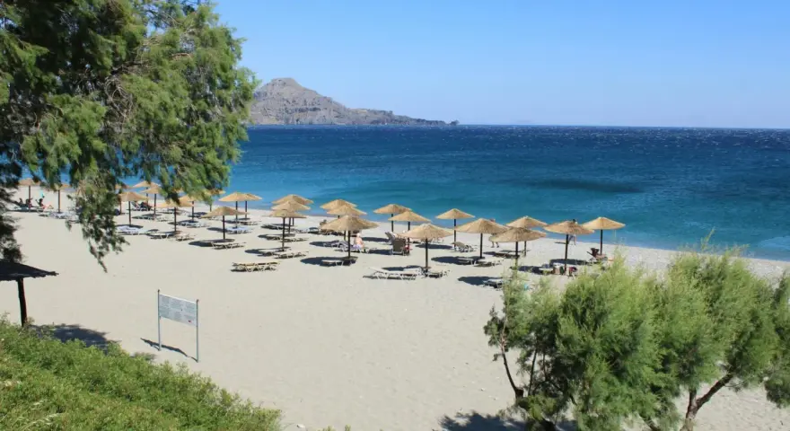 Piękna plaża z parasolami i leżakami, idealne miejsce na wakacje w Grecji.