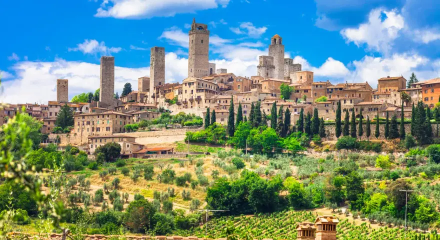 Słoneczna Toskania z wieżami San Gimignano. Idealna pogoda na zwiedzanie średniowiecznego miasta i podziwianie krajobrazów.