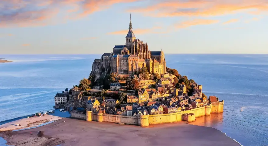 Mont Saint-Michel, jedna z najpiękniejszych francja atrakcje, majestatycznie wznosi się z morza.