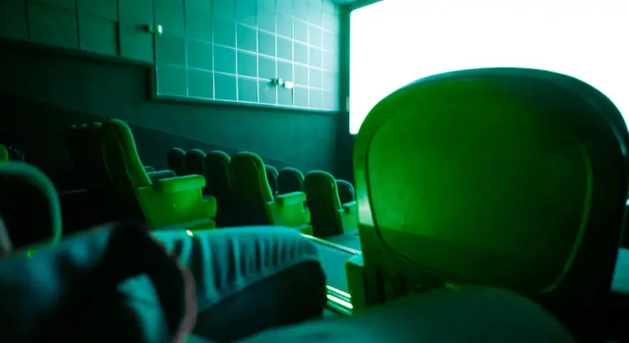 Puste zielone fotele kinowe, idealne na jastrzębia góra atrakcje na niepogodę. Czekamy na film!