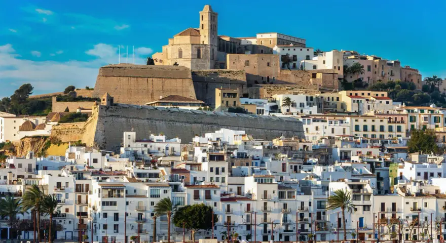 Ibiza: białe domy, zabytkowa twierdza i katedra na wzgórzu. Idealna pogoda na zwiedzanie.