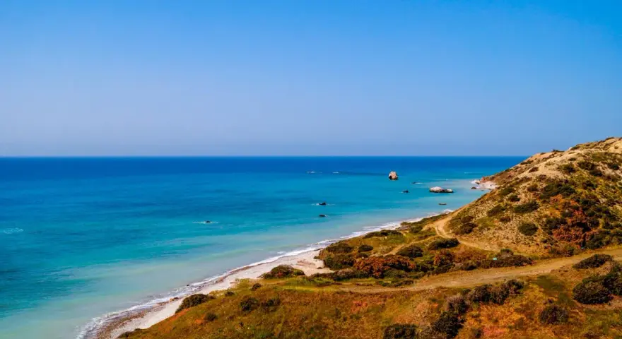 Piękna plaża i skały w morzu, idealne miejsce, by zobaczyć Pafos.