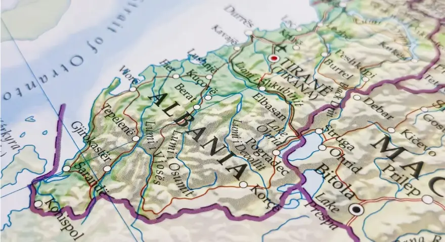 Mapa pokazuje, gdzie leży Albania, z zaznaczonymi miastami jak Tirana, Durrës, Elbasan i wybrzeżem Morza Adriatyckiego.