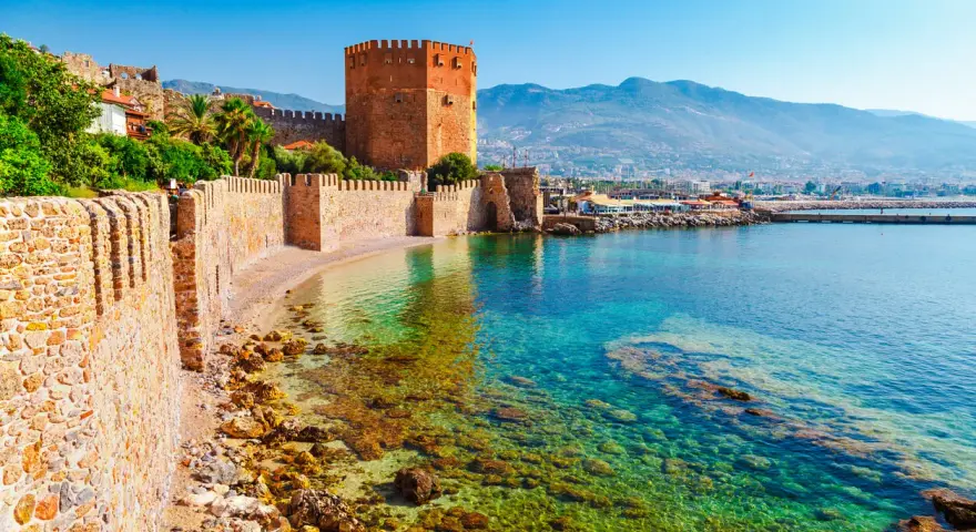 Piękna pogoda w Turcji, Alanya. Zamek obronny nad krystalicznie czystym morzem, idealne miejsce na wakacje.
