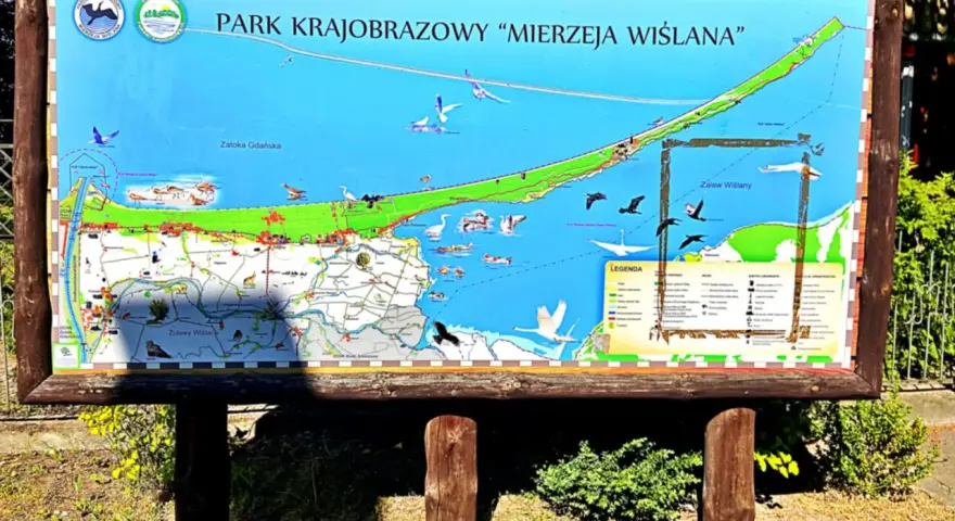 Mapa Parku Krajobrazowego "Mierzeja Wiślana" z zaznaczonymi atrakcjami, ptakami i legendą.