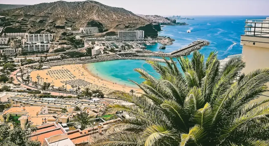 Gran Canaria pogoda idealna na plażowanie. Turkusowa woda, złoty piasek i palmy tworzą rajski widok.