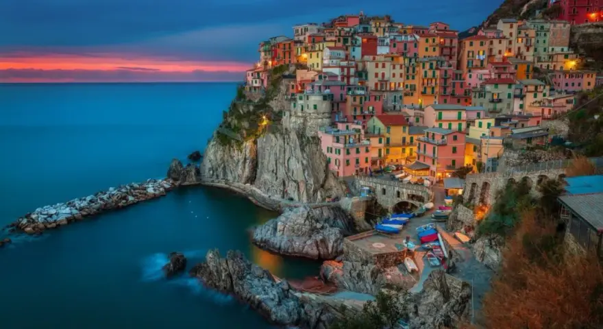 Kolorowe domy Cinque Terre na klifie, idealne miejsce, gdzie do Włoch.