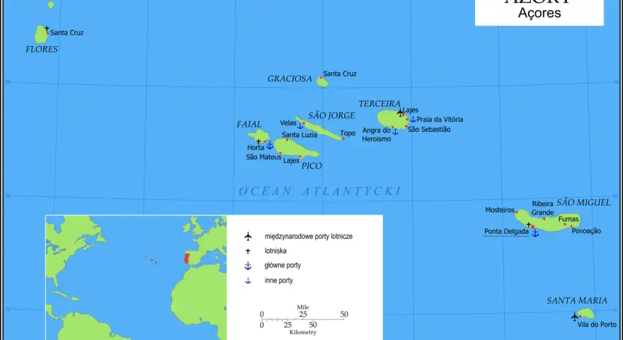 Mapa Azorów na Oceanie Atlantyckim z zaznaczonymi wyspami, miastami i portami.