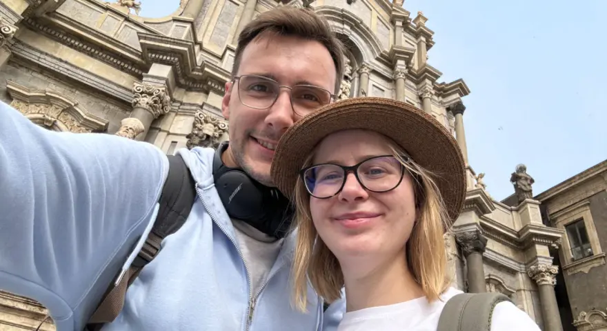 Para w Katanii, z planem zwiedzania w tle.