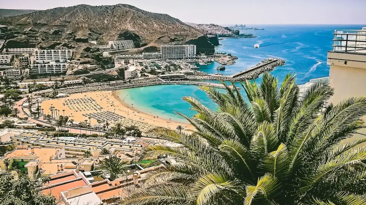 Gran Canaria pogoda: słoneczna plaża, turkusowe morze i palmy. Idealne warunki do wypoczynku.