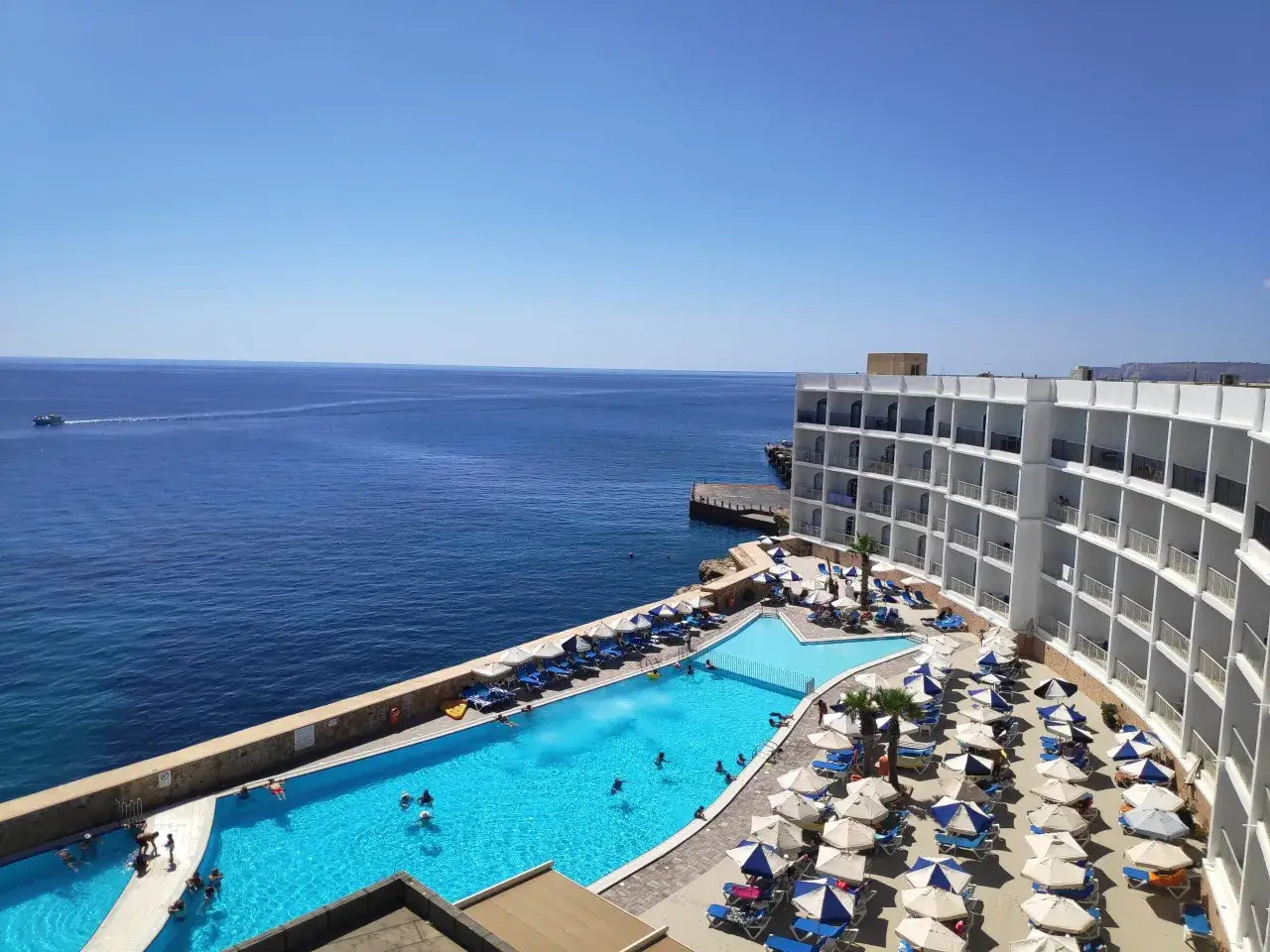 Malta wakacje 2026: Hotel z basenem i widokiem na morze, gdzie słońce świeci przez cały rok. Idealne miejsce na relaks i odpoczynek.
