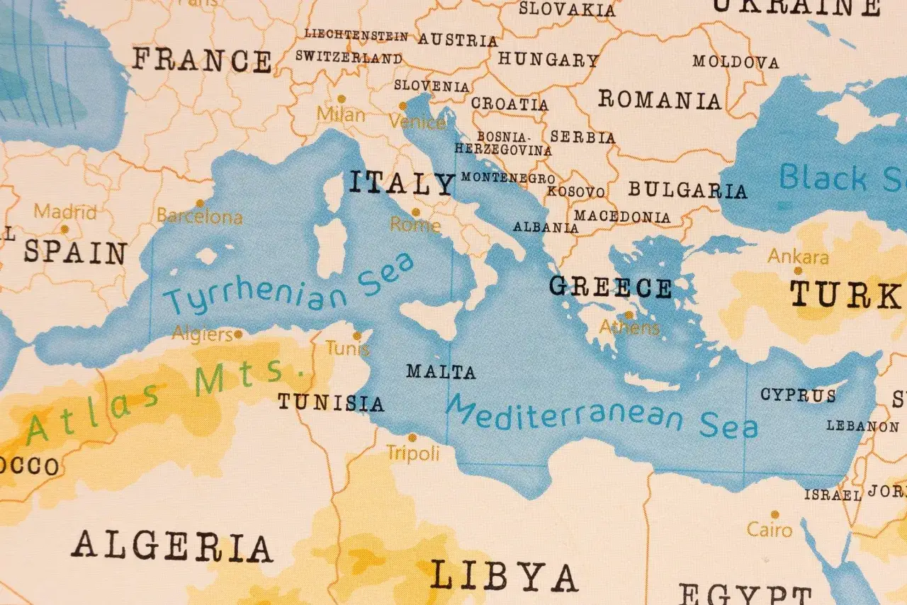 Mapa Morza Śr&oacute;dziemnego, gdzie widać Włochy, Grecję i p&oacute;łnocną Afrykę. Największa wyspa na morzu śr&oacute;dziemnym, Sycylia, jest częścią Włoch.