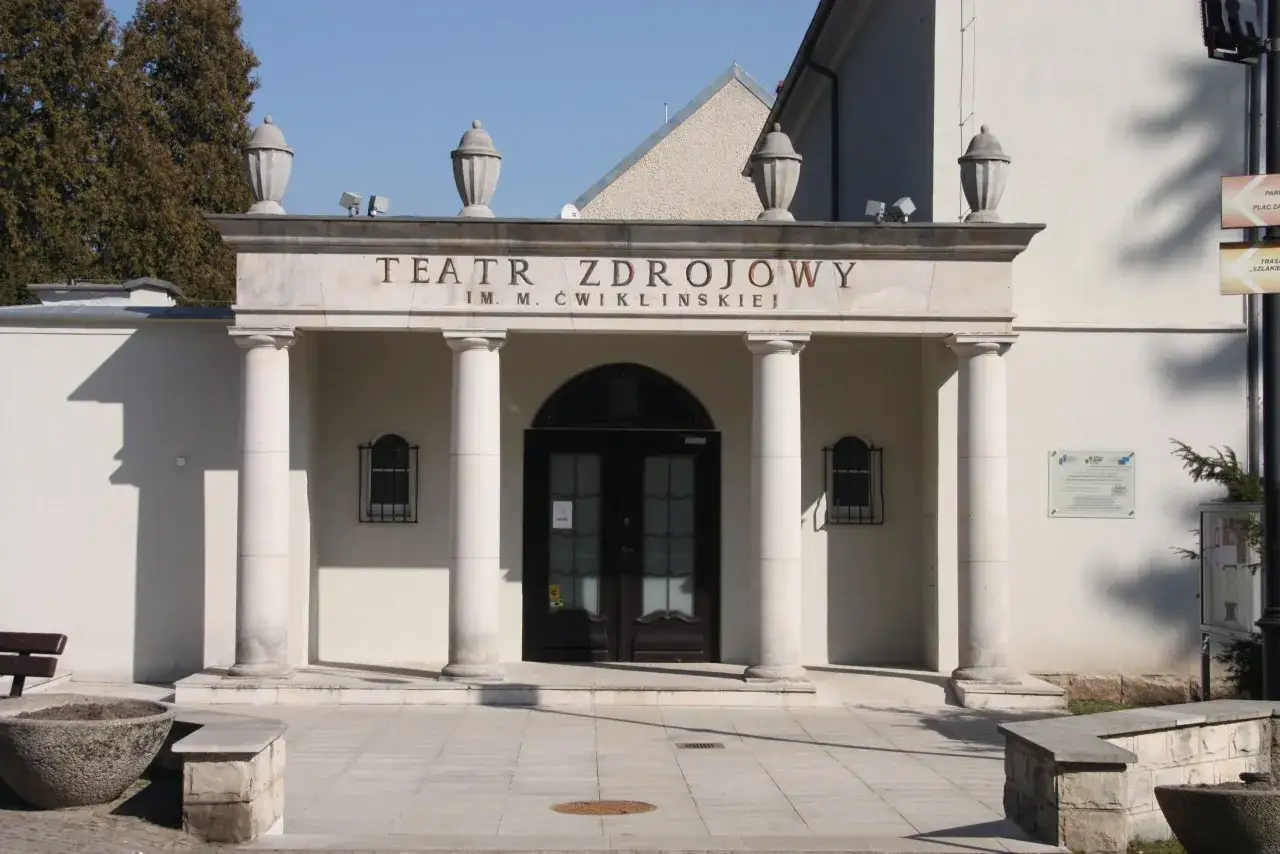 Teatr Zdrojowy w Polanicy Zdroju, jedna z gł&oacute;wnych atrakcji miasta, z kolumnowym wejściem i ozdobnymi wazonami na dachu.