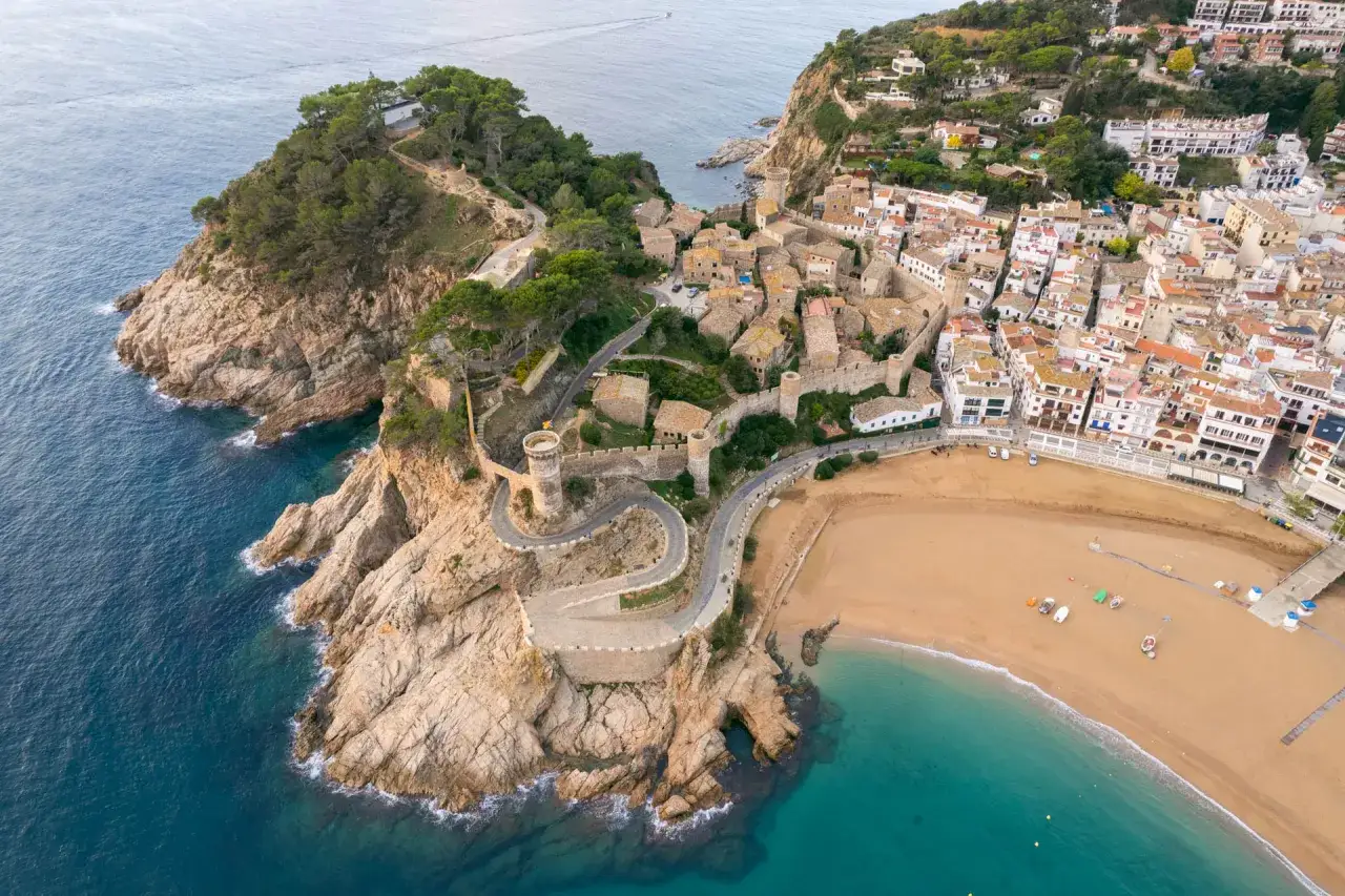 Wioska na klifie z zamkiem i plażą. Wspaniałe costa brava atrakcje, idealne na wakacje.