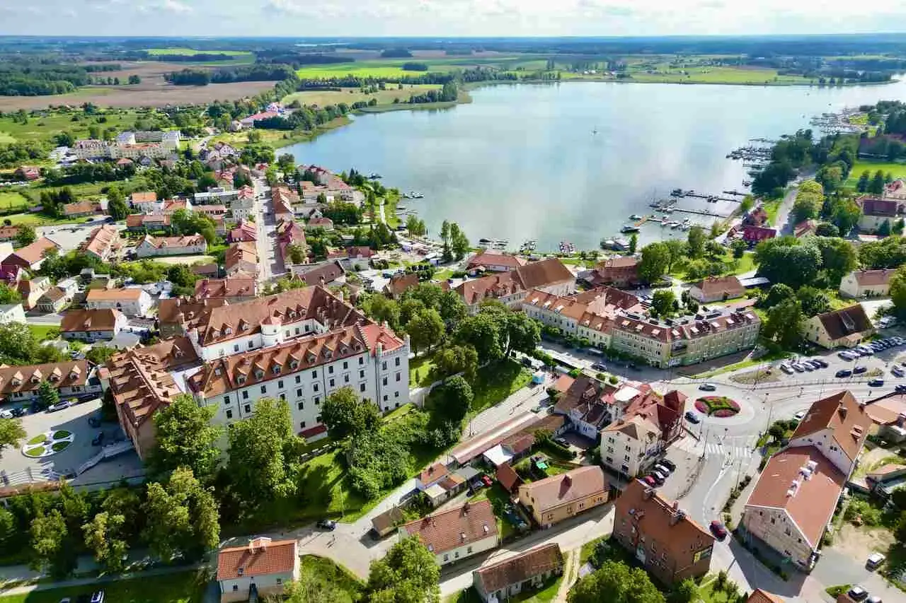Malownicze Mazury: zamek, jezioro z mariną i urokliwe miasteczko. Odkryj te atrakcje!