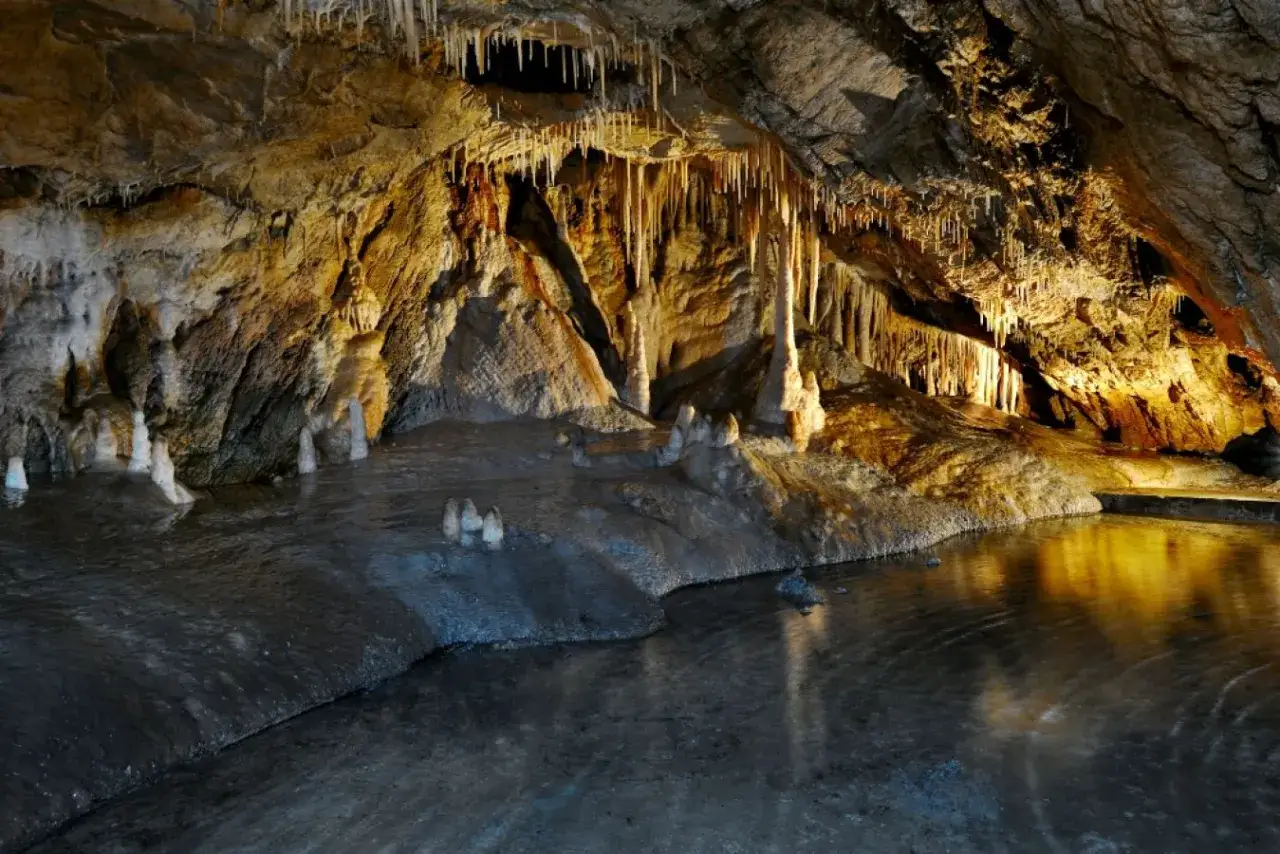 Niezwykłe jaskinie Dolny Śląsk z naciekami i stalagmitami odbijającymi się w wodzie.