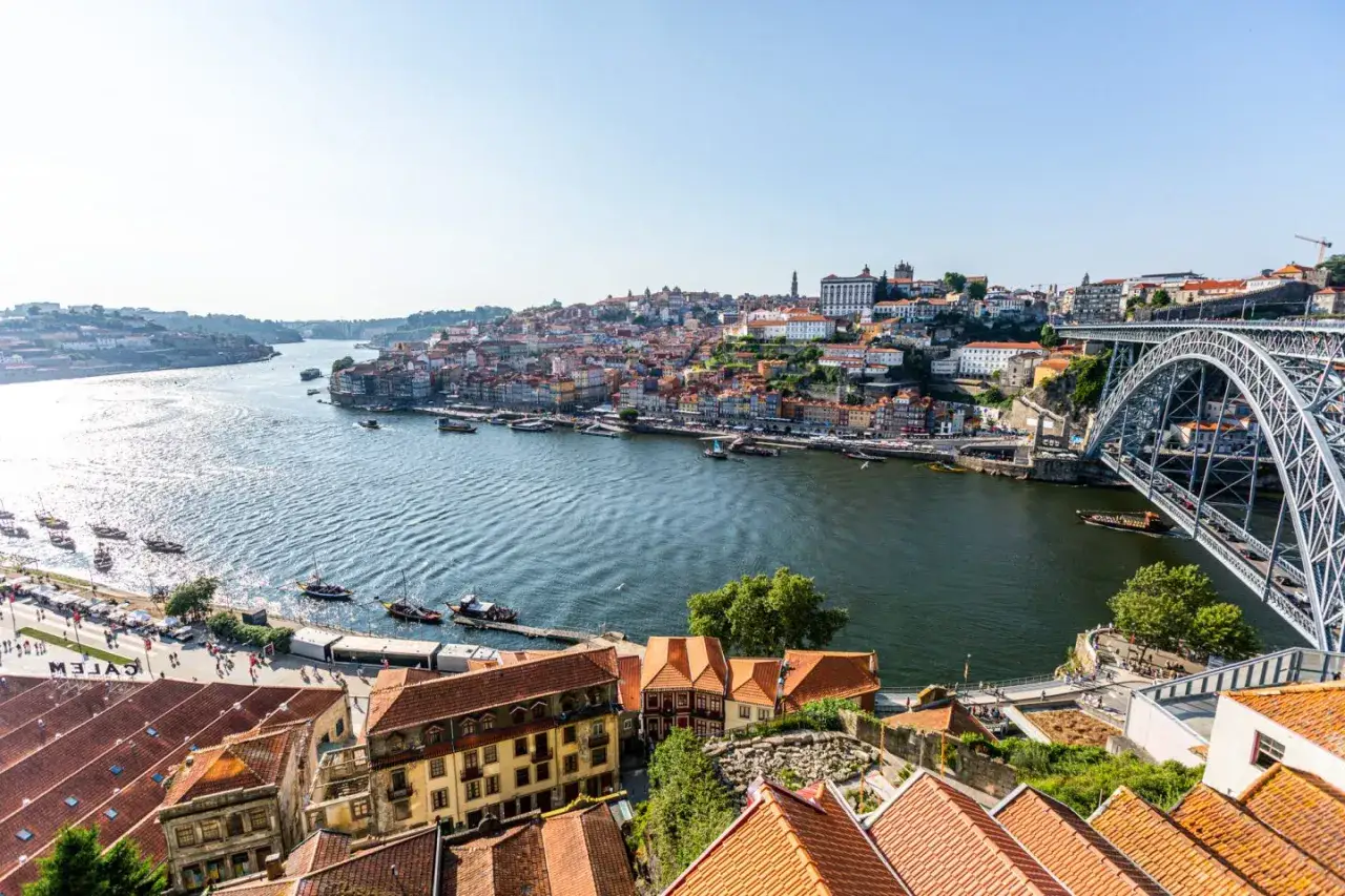 Porto co zobaczyć: malowniczy widok na rzekę Douro, zabytkowe kamienice i most Ludwika I.