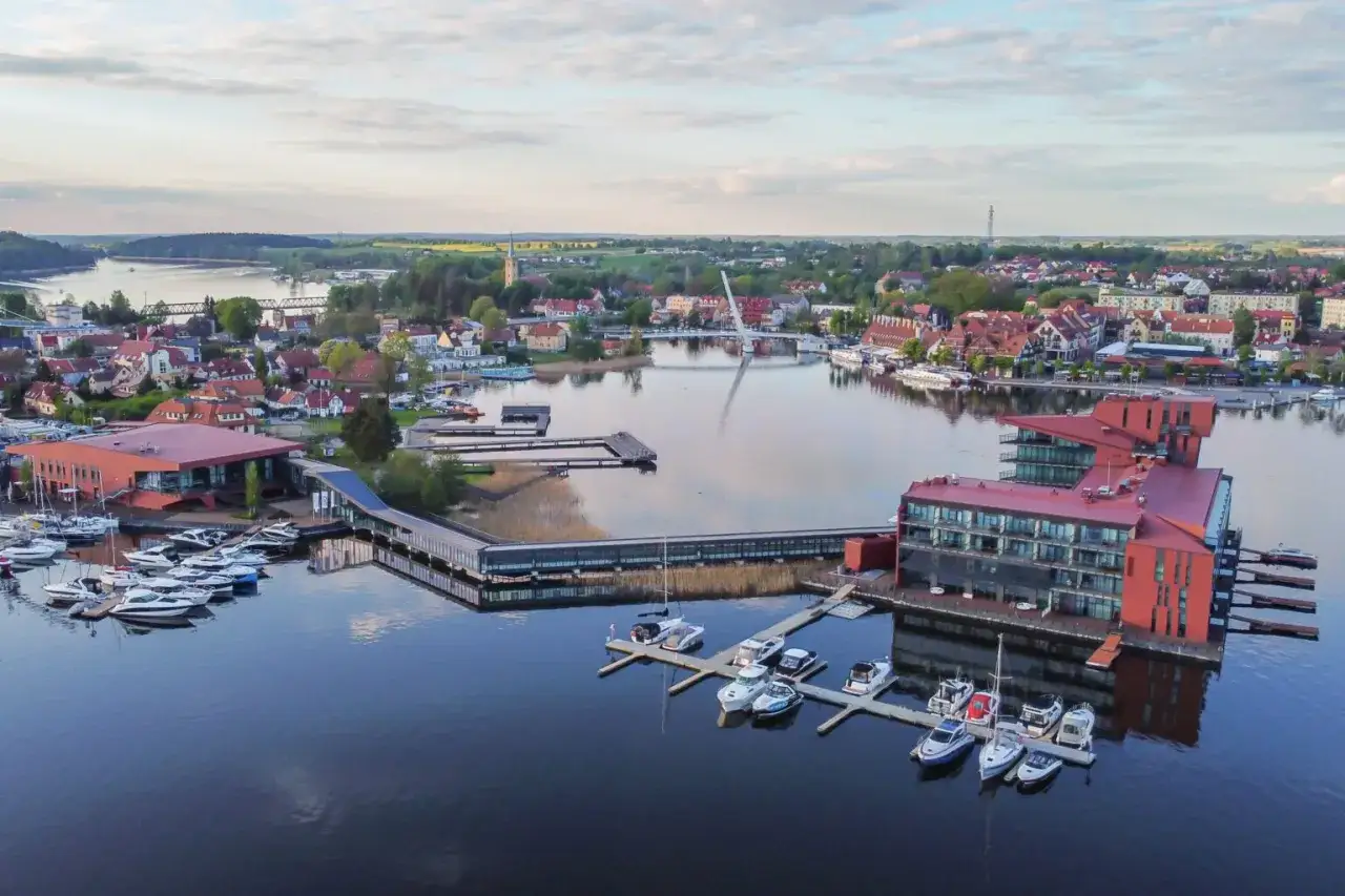 Nowoczesna marina i miasteczko nad jeziorem, idealne mazury atrakcje dla żeglarzy i turyst&oacute;w.