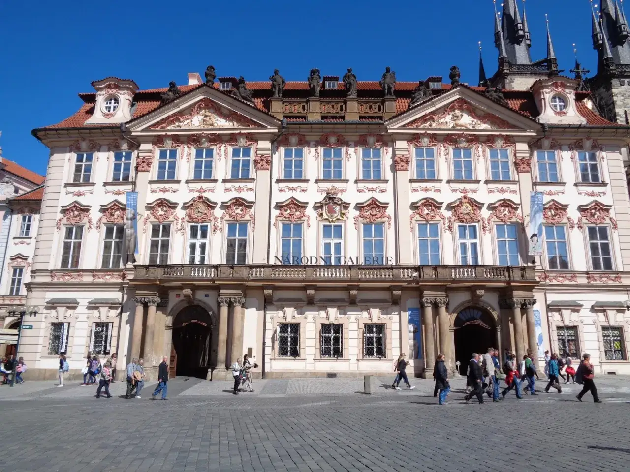 Praga co zobaczyć w jeden dzień: piękna fasada Narodowej Galerii.
