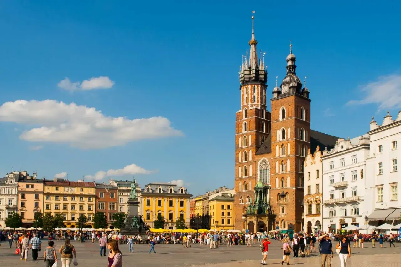 Rynek Gł&oacute;wny w Krakowie, z Kościołem Mariackim i Sukiennicami, to miejsce, kt&oacute;re koniecznie trzeba zobaczyć.