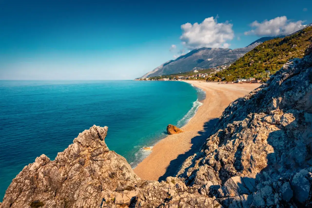 Malownicza linia brzegowa Albanii z turkusową wodą, piaszczystą plażą i skalistymi klifami. Idealne albania plaże na wakacje.