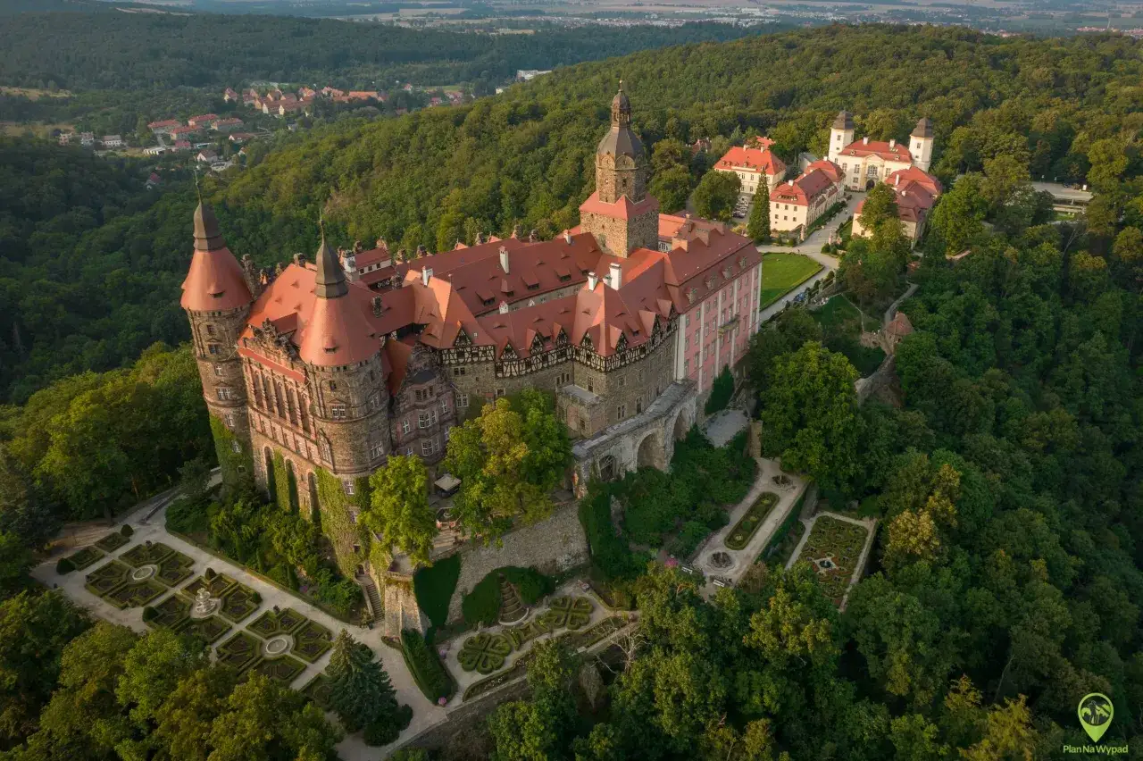 Bajkowy zamek Książ otoczony zielenią, idealne miejsce na wycieczkę na niedzielę Dolny Śląsk.