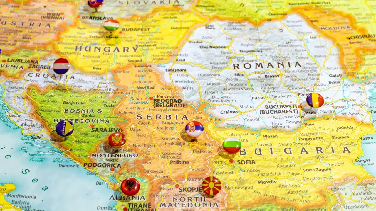 Gdzie jest Czarnog&oacute;ra? Na mapie widać ją między Bośnią i Hercegowiną a Albanią, z flagą narodową zaznaczoną na Podgoricę.
